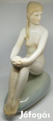Zsolnay porcelán Kövön ülő akt!