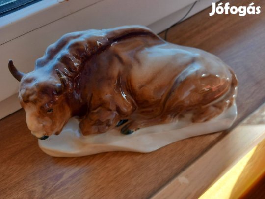 Zsolnay porcelán fekvő bölény 20x10cm egyik szarv ragasztva