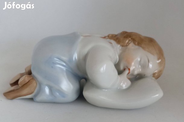 Zsolnay porcelán párnán fekvő kisfiú!