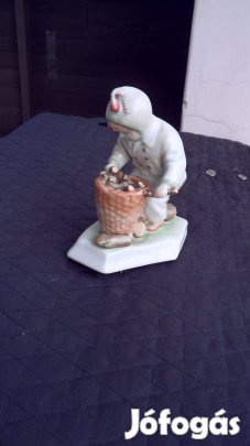 Zsolnay színes Io. porcelán (pajzspecsétes) fát gyűjtögető gyerek