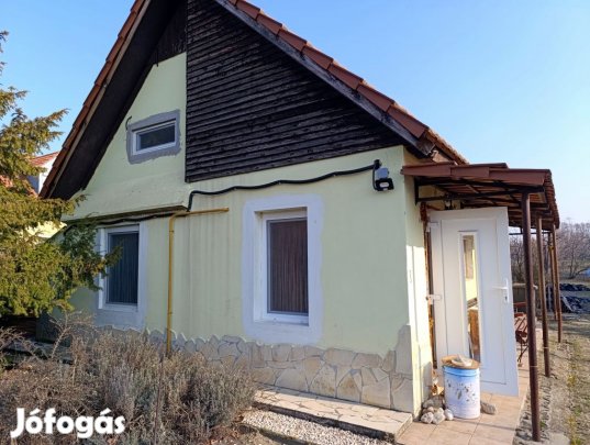 Zsombón, 40 m2 -es, kivett lakóház a kiskertekben eladó!