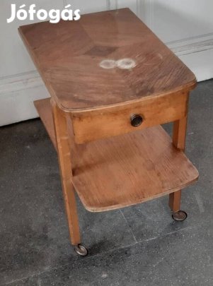 Zsurkocsi kínáló asztalka.