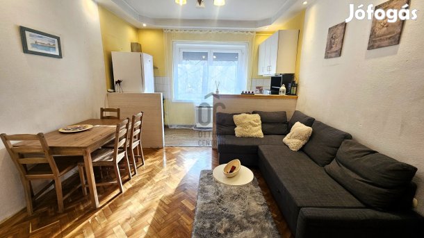 Zugló zöld szívében! Világos, amerikai konyhás + 2 szobás lakás eladó.