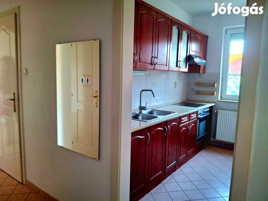 Zuglón , jó közlekedéssel