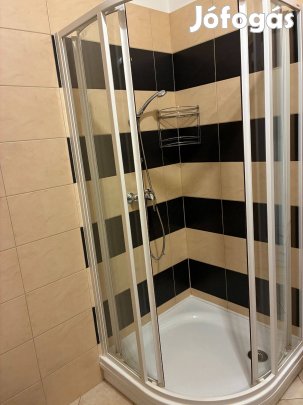 Zuhanykabin tálcával