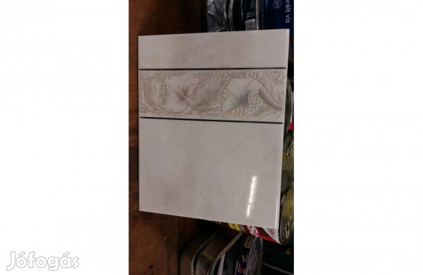 (1) 3/2. Csempe díszcsíkkal 25x20 cm,