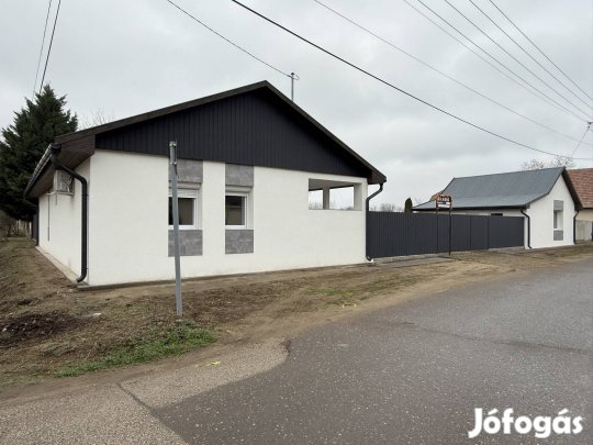 Eladó Jászfényszaru központjában  Modern új családi haz.