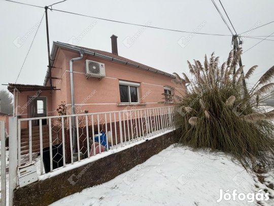 Hagyomány és kényelem harmóniája egy különleges otthonban.