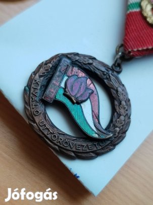 "Kíválló Úttörő Vezető" Kitüntetés jelvényével ritka db