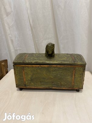 Különleges fadoboz tetején macival