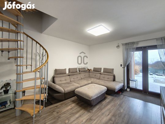 Reggeli kávé a teraszon, esti nyugalom az erkélyen.