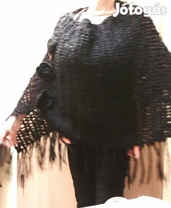 Rojtos kötött fekete poncho