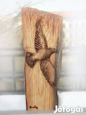 "Szárnyalás" Kézzel faragott fa dombormű, szignózott fafaragás