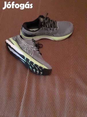 Szürke szinű sport cípő