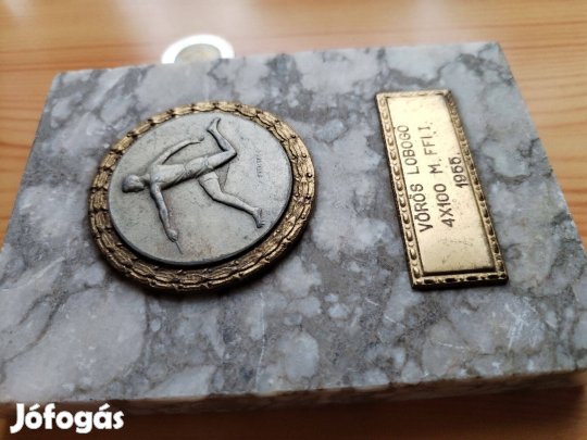 "Vörös Lobogó S.E" 1955-ös Futó érem márványlapon