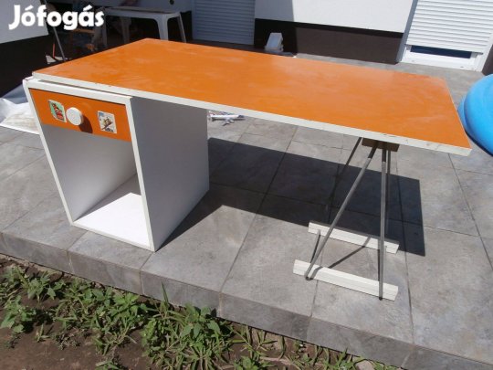 ,,120x60-as retro gyerek iróasztal 30.000Ft-ért ujpesten eladó!