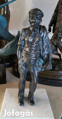 ,,Cigarettázó csavargó" - Monumentális, karakteres bronz szobor