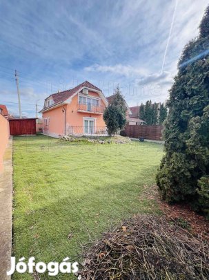  KÉT GENERÁCIÓ, EGY TELEK  DE KÜLÖN ÉLET! 