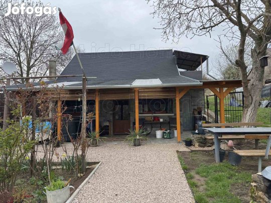  PANORÁMÁS, FELÚJÍTOTT NYARALÓ ELADÓ ZAMÁRDIBAN 