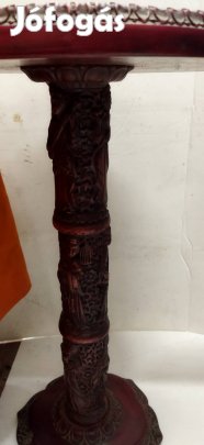 Régi műtárgy körasztal.