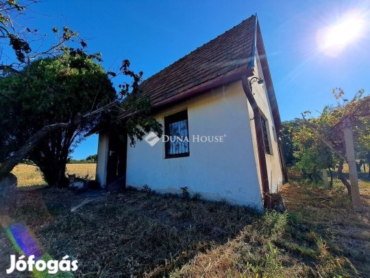 ***Eladó panorámás présház szőlővel és gyümölcsfákkal Baksán***