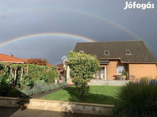 === Jácint utcában kétszintes  családi ház===