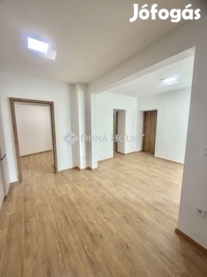 === Pálosok templom közelében kertkapcsolatos felújitott lakás===