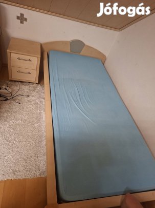 ágy 90x200 as éjjeliszekrénnyel