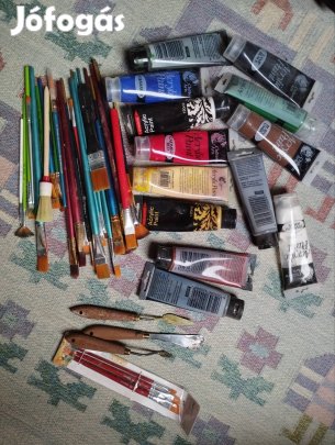 akrilfesték és ecsetek