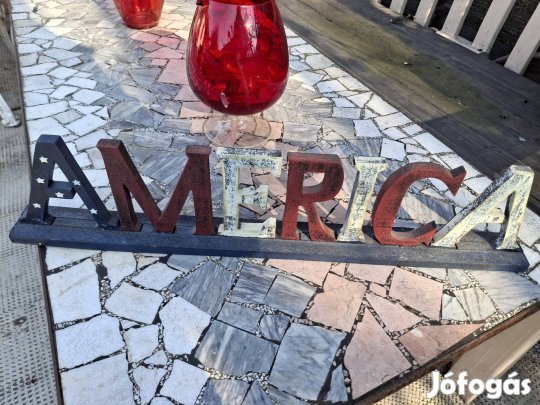 america, amerika felirat fából szinesen