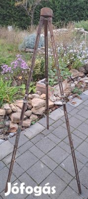 antik, fából készült háromlábú festőállvány. 