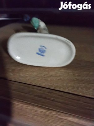 aquincumi esernyős kislány