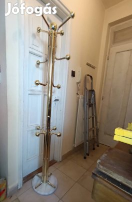 arany színű fogas márvány talpon réz csőből készült