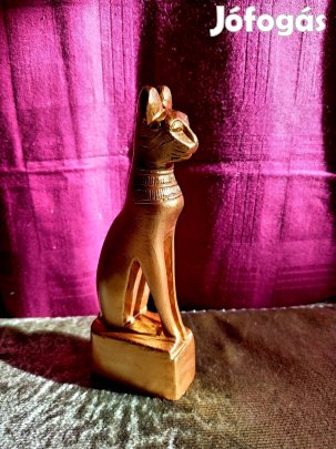 ásványból faragott aranyozott macska