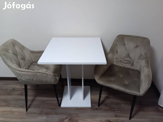 asztal 2 székkel 
