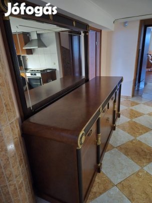 asztal székek szekrény 