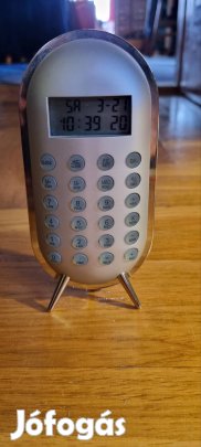 asztali óra, számológép 