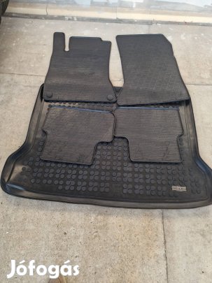 autó gumiszönyeg.