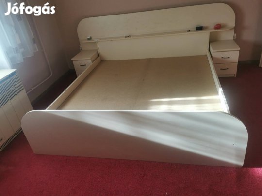 beépített éjjeliszekrényekkel, polcos fejvéggel,franciaágykeret