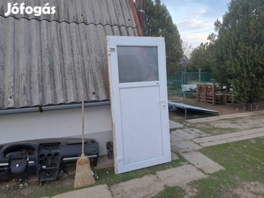 bejarati ajto muanyag tokkal