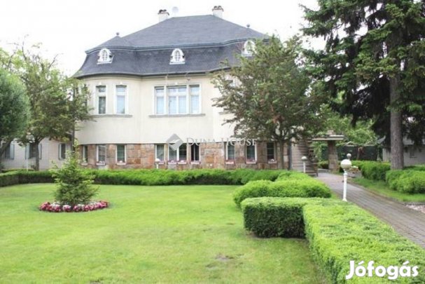 beltéri medencével, 3190nm telken