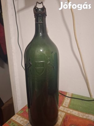 csatos üveg korona domborzattal.