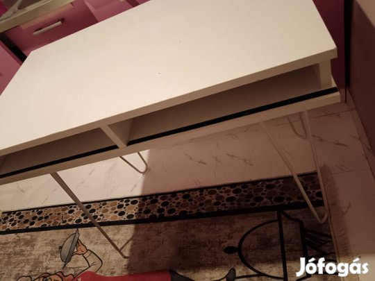egy szemelyes ágy, ejjeli szekrennyel, iróasztalal 40.000.-Ft eladó