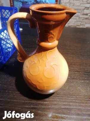 egyedi barna kerámia kancsó