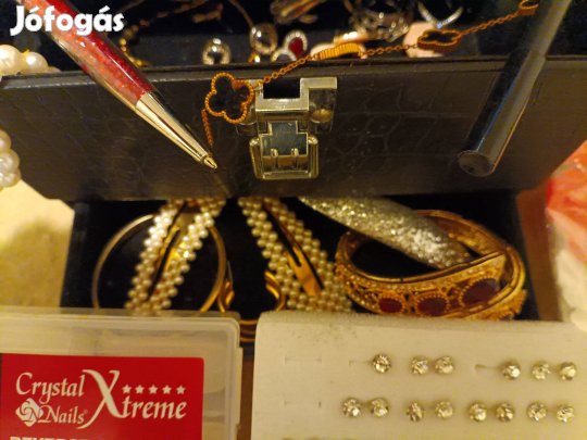 ekszertartó doboz sok bizsuval