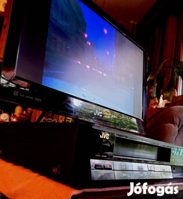 eladó  retro JVC VHS video HR -D 210EE