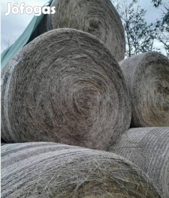 eladó fű széna bálák .