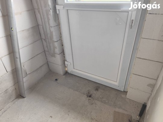 eladó üveges bejárati ajtó!