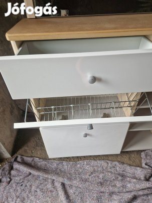 előszoba fal  tükörrel 