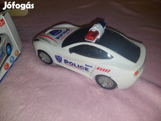 emelkedős járó szirénázó rendőr autó 